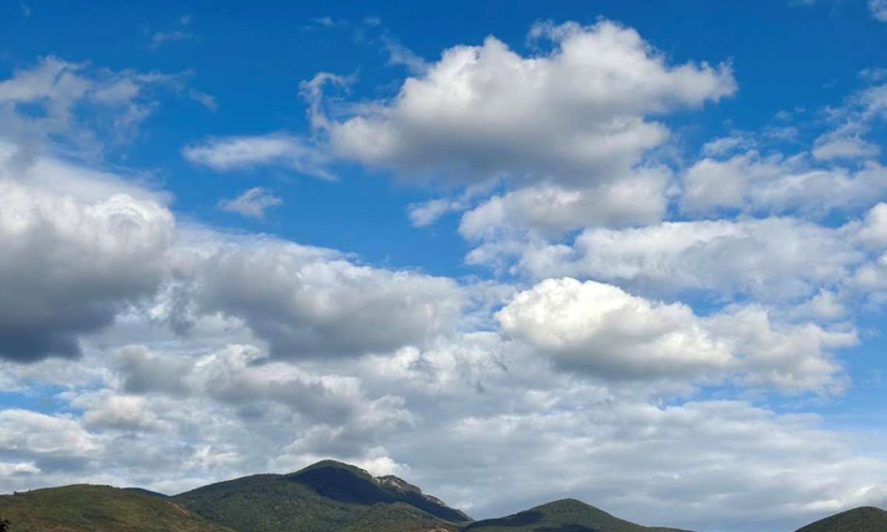 Viaggiare, sotto un cielo di nuvole